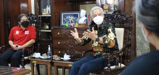 Gubernur Jateng Ganjar Pranowo menerima sejumlah ahli geodesi dari Institut Teknologi Bandung (ITB) di rumah dinas, Rabu (1/9)