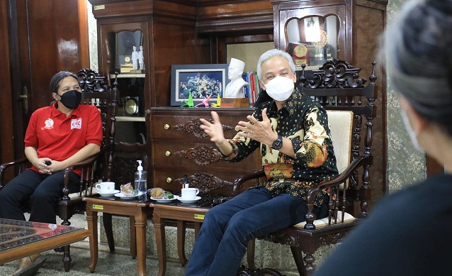 Gubernur Jateng Ganjar Pranowo menerima sejumlah ahli geodesi dari Institut Teknologi Bandung (ITB) di rumah dinas, Rabu (1/9)