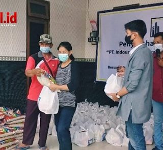 Direktur PT Indousaha Wijaya Perkasa Irvan Zidni Perkasa Saat Menyerahkan Sembako Kepada Salah Satu Warga, di Dampingi Oleh Ketua Rt 02, Rw 02 Dukuh Pucung Kelurahan Babankerep.