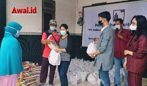 Direktur PT Indousaha Wijaya Perkasa Irvan Zidni Perkasa Saat Menyerahkan Sembako Kepada Salah Satu Warga, di Dampingi Oleh Ketua Rt 02, Rw 02 Dukuh Pucung Kelurahan Babankerep.
