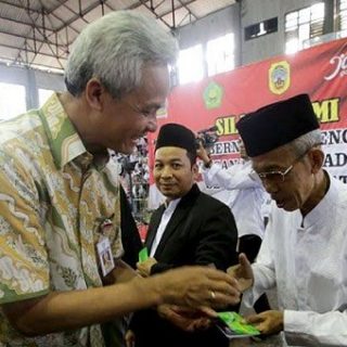 Gubernur Ganjar Pranowo menyerahkan dana insentif bagi pengajar keagamaan di Jawa Tengah