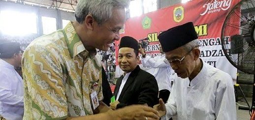 Gubernur Ganjar Pranowo menyerahkan dana insentif bagi pengajar keagamaan di Jawa Tengah
