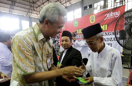 Gubernur Ganjar Pranowo menyerahkan dana insentif bagi pengajar keagamaan di Jawa Tengah