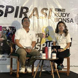 Kepala Cabang YKAKI Vita Mahaswari dipandu Rudy Bonsa saat tampil di Program Acara Inspirasi, di U4 Semarang, Rabu (8/9).