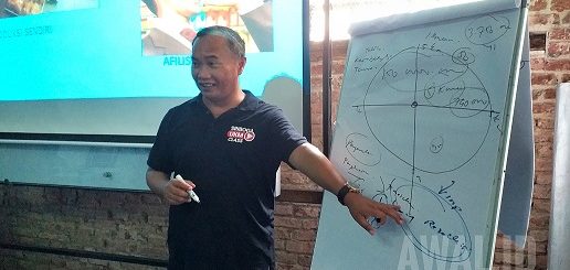 Manager UKM Sriboga Flour Mill Irfan Wahyudi memberi kepelatihan kepada pelaku UMK Binaan.