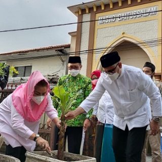 Wakil Walikota Semarang Hevearita G Rahayu menanam pisang cavendis di pekarangan Masjid Baitussalam Jl Kalicari Dalam I, Kelurahan Kalicari, Kecamatan Pedurungan, Sabtu (11/9).  