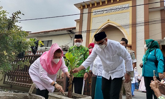 Wakil Walikota Semarang Hevearita G Rahayu menanam pisang cavendis di pekarangan Masjid Baitussalam Jl Kalicari Dalam I, Kelurahan Kalicari, Kecamatan Pedurungan, Sabtu (11/9).  