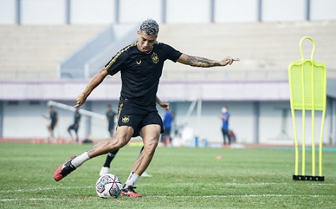 Jonathan Cantillana melakukan latihan jelang lawan Persija Jakarta, di Stadion Indomilk Arena, Tangerang, Sabtu (11/9).