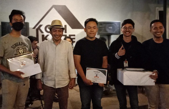  Founder Kaje Bakti Pada Generasi, Jamal Luthfi memberikan hadiah pada para pemenang lomba vlog UMKM yang diadakan bekerjasama dengan Kadin Kota Semarang