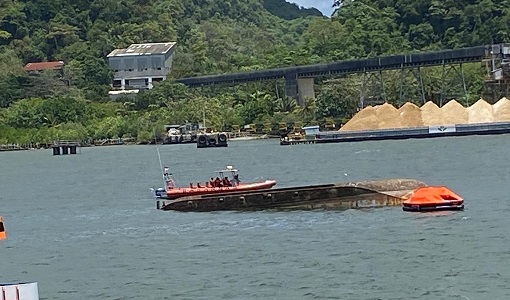 Kapal Pengayoman IV milik Ditjen Pemasyarakatan Kemenkumham terbalik dan tenggelam di perairan Cilacap, Jumat (17/9).