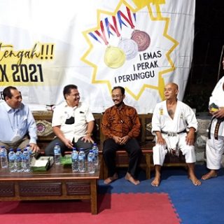 Plt Ketua KONI Jateng Bona Ventura Sulistiana (tengah) berbincang-bincang Ketua Forki Jateng Bambang Raya Saputra (kedua dari kiri) didamping pelatih karate dan sejumlah pengurus KONI.