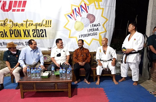 Plt Ketua KONI Jateng Bona Ventura Sulistiana (tengah) berbincang-bincang Ketua Forki Jateng Bambang Raya Saputra (kedua dari kiri) didamping pelatih karate dan sejumlah pengurus KONI.