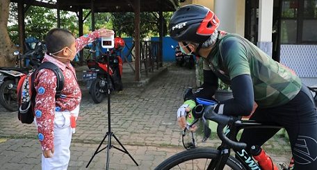 Gubernur Jateng Ganjar Prabowo di sela gowes mampir di SD Negeri Sadeng 02, Gunungpati dan memergoki salah satu siswa, Kamis (2/9). Ganjar pun berbincang soal prokes yang dikenakan siswa bernama Wafa Hassan Azka itu