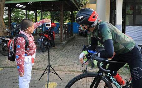 Gubernur Jateng Ganjar Prabowo di sela gowes mampir di SD Negeri Sadeng 02, Gunungpati dan memergoki salah satu siswa, Kamis (2/9). Ganjar pun berbincang soal prokes yang dikenakan siswa bernama Wafa Hassan Azka itu