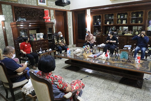 Sejumlah ahli geodesi dari Institut Teknologi Bandung (ITB) berkunjung dan menemui Gubernur Jawa Tengah, Ganjar Pranowo, di rumah dinasnya, Rabu (1/9)