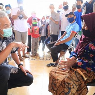 Gubernur Ganjar Pranowo berbincang dengan Mbah Tariyem yang merupakan salah satu peserta vaksin lansia di Taman Buah Karangrejo, Borobudur, Magelang, Rabu (8/9)