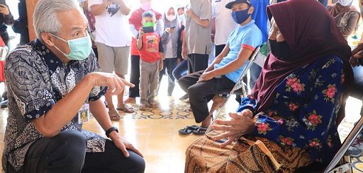 Gubernur Ganjar Pranowo berbincang dengan Mbah Tariyem yang merupakan salah satu peserta vaksin lansia di Taman Buah Karangrejo, Borobudur, Magelang, Rabu (8/9)