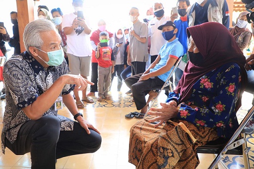 Gubernur Ganjar Pranowo berbincang dengan Mbah Tariyem yang merupakan salah satu peserta vaksin lansia di Taman Buah Karangrejo, Borobudur, Magelang, Rabu (8/9)