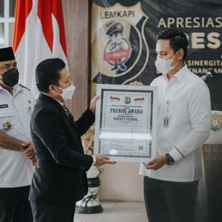 Bupati Kendal Dico Ganinduto menerima Presisi Award dari Lemkapi, Rabu (29/9).