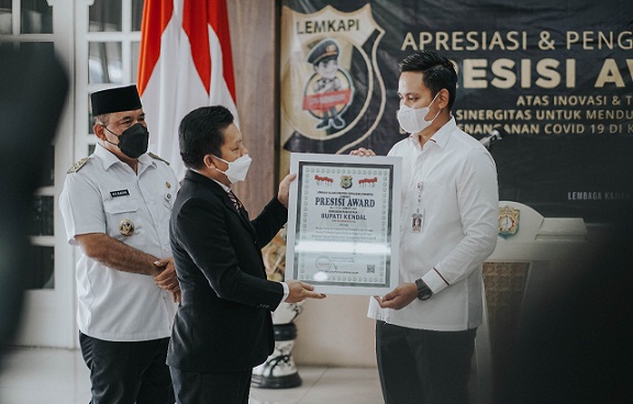 Bupati Kendal Dico Ganinduto menerima Presisi Award dari Lemkapi, Rabu (29/9).