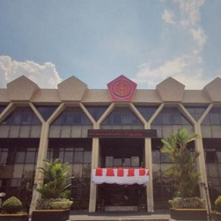 Logo TNI terpasang di gedung Pemkot Magelang, menandai polemik kepemilikan bangunan yang belum selesai