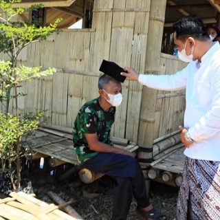 Wakil Gubernur Jateng Taj Yasin Maimoen memberikan pecinya kepada Mbah Rofik yang sedang menunggu pembagian sembako