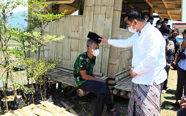 Wakil Gubernur Jateng Taj Yasin Maimoen memberikan pecinya kepada Mbah Rofik yang sedang menunggu pembagian sembako