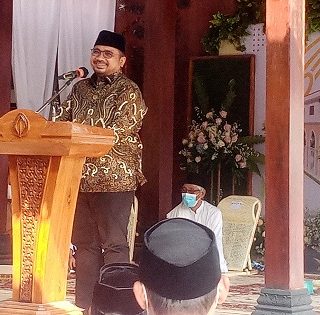 Menteri Agama Yaqut Cholil Qoumas memberi sambutan pada acara peresmian Yayasan Ar-Rois Cendekia Semarang, Senin (27/9).