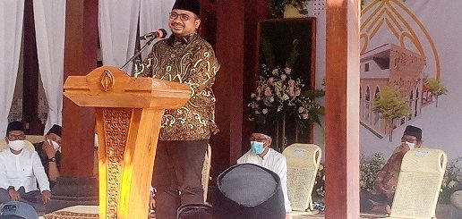 Menteri Agama Yaqut Cholil Qoumas memberi sambutan pada acara peresmian Yayasan Ar-Rois Cendekia Semarang, Senin (27/9).