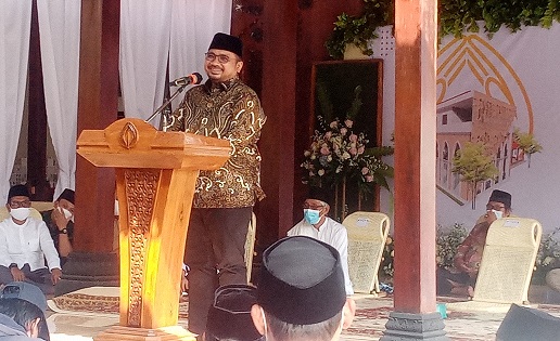 Menteri Agama Yaqut Cholil Qoumas memberi sambutan pada acara peresmian Yayasan Ar-Rois Cendekia Semarang, Senin (27/9).