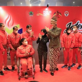 Gubernur Ganjar Pranowo bersama para atlet PON Jateng pada puncak Peringatan Haornas 2021 tingkat Jawa Tengah, Kamis (9/9)