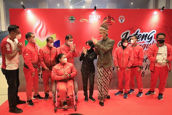 Gubernur Ganjar Pranowo bersama para atlet PON Jateng pada puncak Peringatan Haornas 2021 tingkat Jawa Tengah, Kamis (9/9)