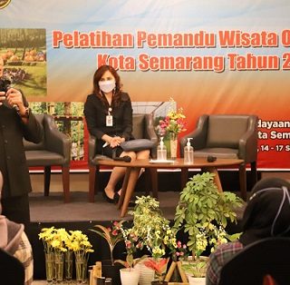 Ketua DPRD Kota Semarang Kadar Lusman memberikan pengarahan kepada para peserta Pelatihan Pemandu Wisata Outbound.