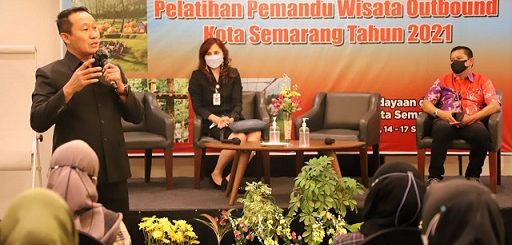 Ketua DPRD Kota Semarang Kadar Lusman memberikan pengarahan kepada para peserta Pelatihan Pemandu Wisata Outbound.