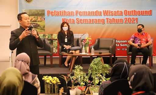 Ketua DPRD Kota Semarang Kadar Lusman memberikan pengarahan kepada para peserta Pelatihan Pemandu Wisata Outbound.