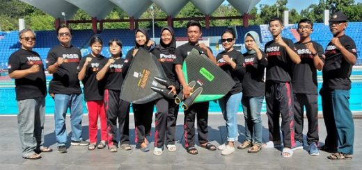 Pengurus POSSI Kota Semarang dan beberapa atlet dalam sesi latihan di arena kolam renang Stadion Jatidiri