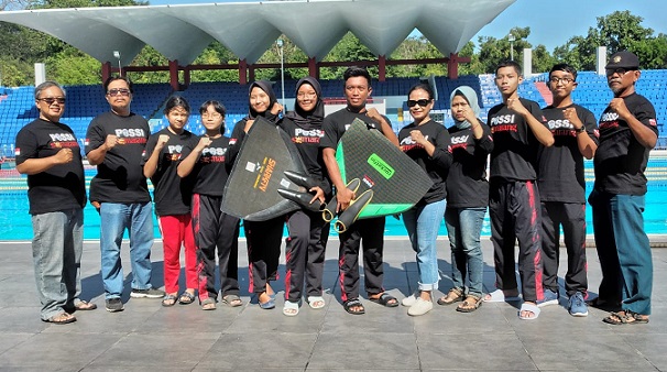 Pengurus POSSI Kota Semarang dan beberapa atlet dalam sesi latihan di arena kolam renang Stadion Jatidiri