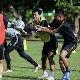 Para pemain PSIS melakukan latihan ringan dengan permainan bola tangan yang mirip dengan basket.