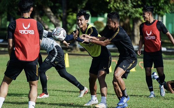 Para pemain PSIS melakukan latihan ringan dengan permainan bola tangan yang mirip dengan basket.