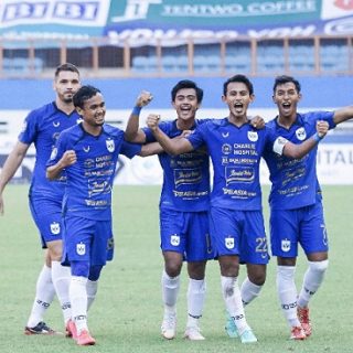 Para pemain PSIS melakukan selebrasi selepas mengalah Persiraja 3-1