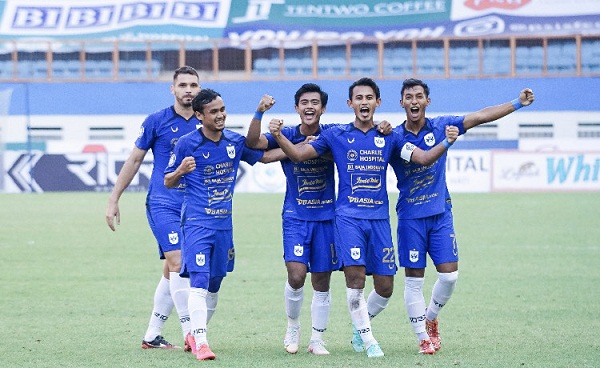 Para pemain PSIS melakukan selebrasi selepas mengalah Persiraja 3-1