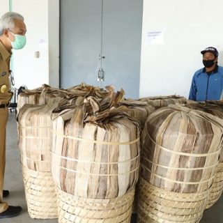 Aktivitas pembelian tembakau petani di gudang tembakau PT Djarum, di Temanggung, Senin (6/9). Kondisi gudang masih kosong