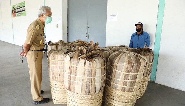Aktivitas pembelian tembakau petani di gudang tembakau PT Djarum, di Temanggung, Senin (6/9). Kondisi gudang masih kosong
