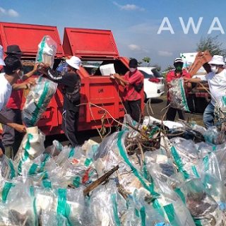 Tim dari PT Kekancan Mukti memasukkan sampah-sampah yang terhampar dari Pantai Tirang ke dalam karung-karung, sebelum diangkut truk sampah dari Dinas Lingkungan Hidup (DLH) Kota Semarang.