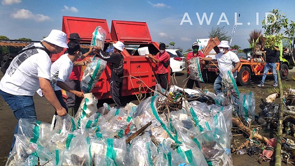 Tim dari PT Kekancan Mukti memasukkan sampah-sampah yang terhampar dari Pantai Tirang ke dalam karung-karung, sebelum diangkut truk sampah dari Dinas Lingkungan Hidup (DLH) Kota Semarang.