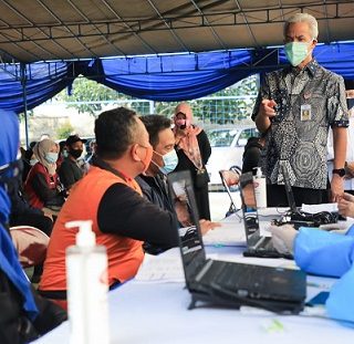 Gubernur Jateng Ganjar Pranowo memantau pelaksanaan vaksinasi massal di Universitas Muhammadiyah Magelang, Rabu (8/9).