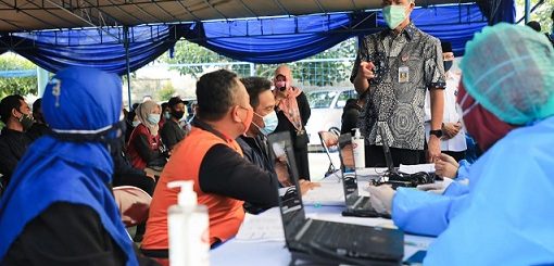 Gubernur Jateng Ganjar Pranowo memantau pelaksanaan vaksinasi massal di Universitas Muhammadiyah Magelang, Rabu (8/9).