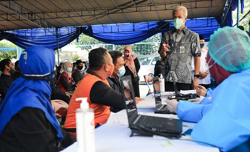 Gubernur Jateng Ganjar Pranowo memantau pelaksanaan vaksinasi massal di Universitas Muhammadiyah Magelang, Rabu (8/9).