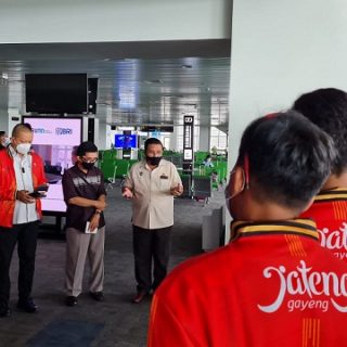 Plt Ketua KONI Jateng Bona Ventura didamping Kabid Humas KONI Jateng Darjo Soyat dan Waka Bidang Sumber Daya Henri Pelupessi saat melepas kontingan cabor paralayang Jateng di Ruang Tunggu Bandara A Yani Semarang, Senin (20/9).