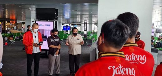 Plt Ketua KONI Jateng Bona Ventura didamping Kabid Humas KONI Jateng Darjo Soyat dan Waka Bidang Sumber Daya Henri Pelupessi saat melepas kontingan cabor paralayang Jateng di Ruang Tunggu Bandara A Yani Semarang, Senin (20/9).